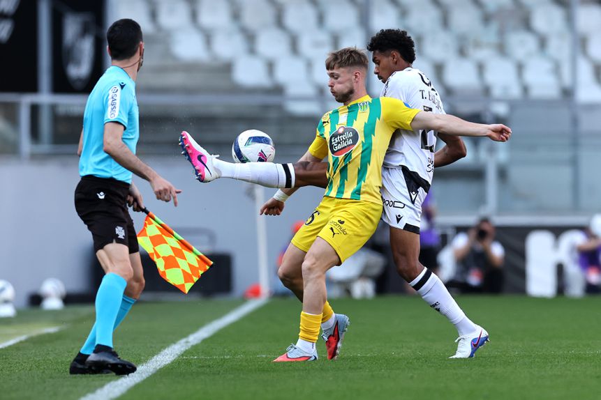 Arjen van der Heide disputa a bola com Thiago Balieiro, na pesada derrota (0-5) contra os conquistadores - Foto: ESTELA SILVA/LUSA