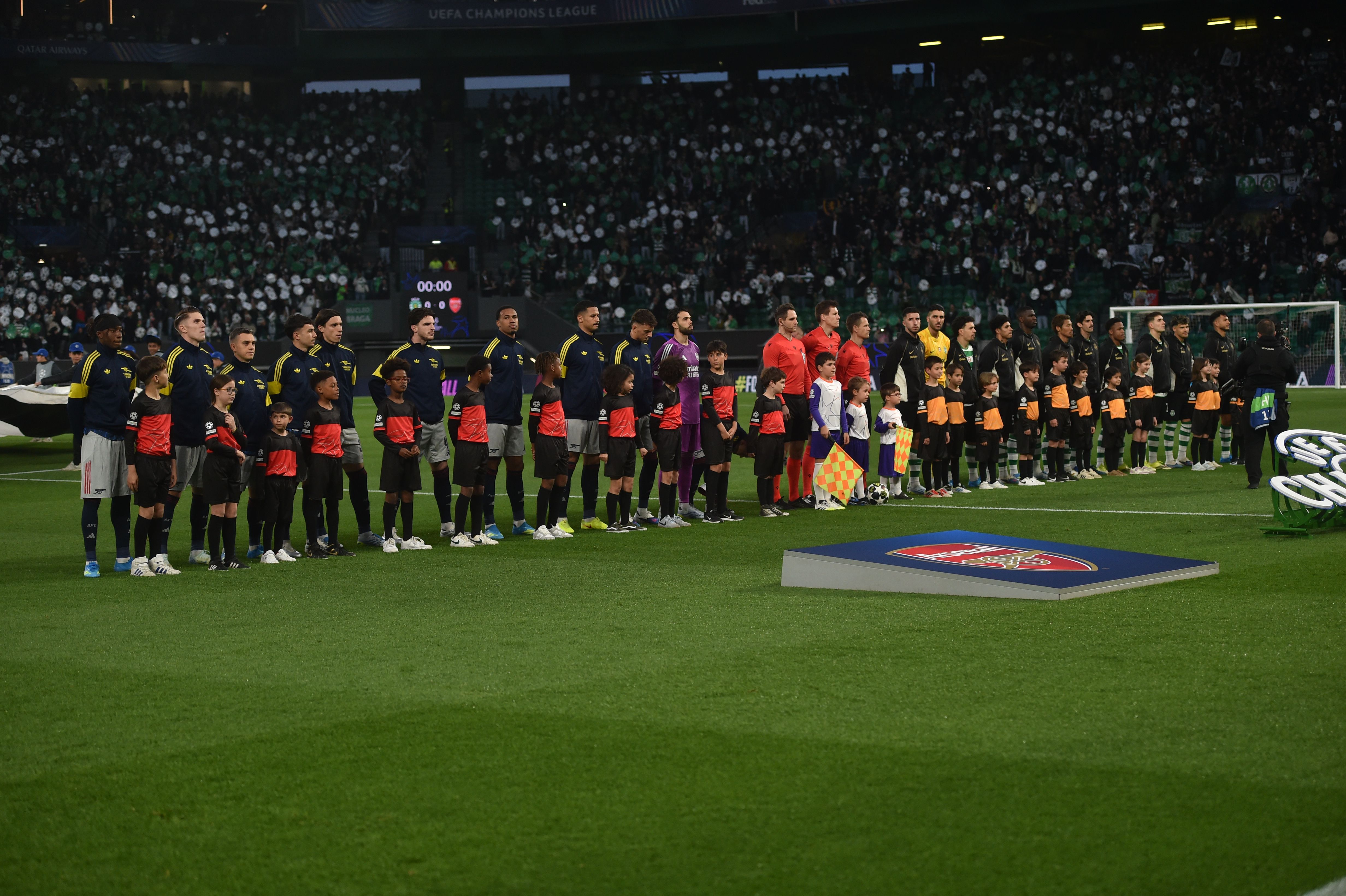 Jogadores alinhados antes do Sporting-Arsenal - Foto: Miguel Nunes/A BOLA