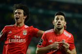 Pizzi a celebrar pelo Benfica com João Félix