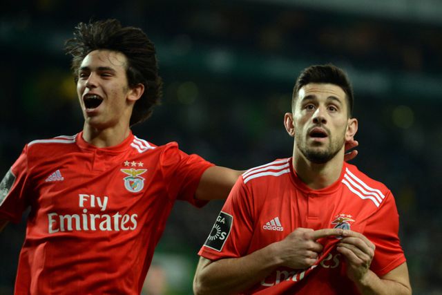 Pizzi a celebrar pelo Benfica com João Félix