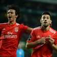 Pizzi a celebrar pelo Benfica com João Félix