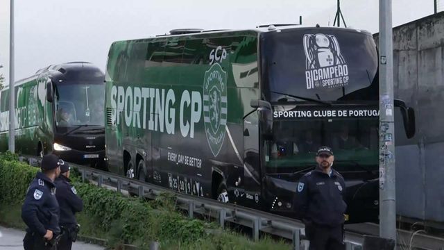 Autocarro dos leões à chegada ao estádio