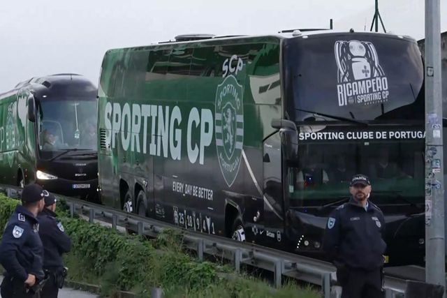 Autocarro dos leões à chegada ao estádio