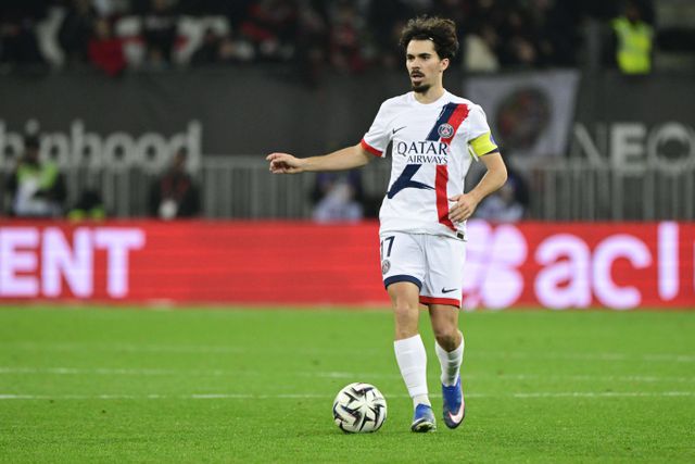 Vitinha com a braçadeira de capitão do PSG