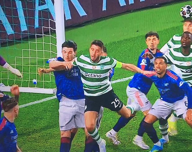 47’: contacto. Após um pontapé de canto a favor dos leões e na área do Arsenal, Gonçalo Inácio desequilibra-se e cai, não porquesofra qualquer infração, mas por um contacto com Rice e com White, ambos estavam por trás e nas costas do central leonino