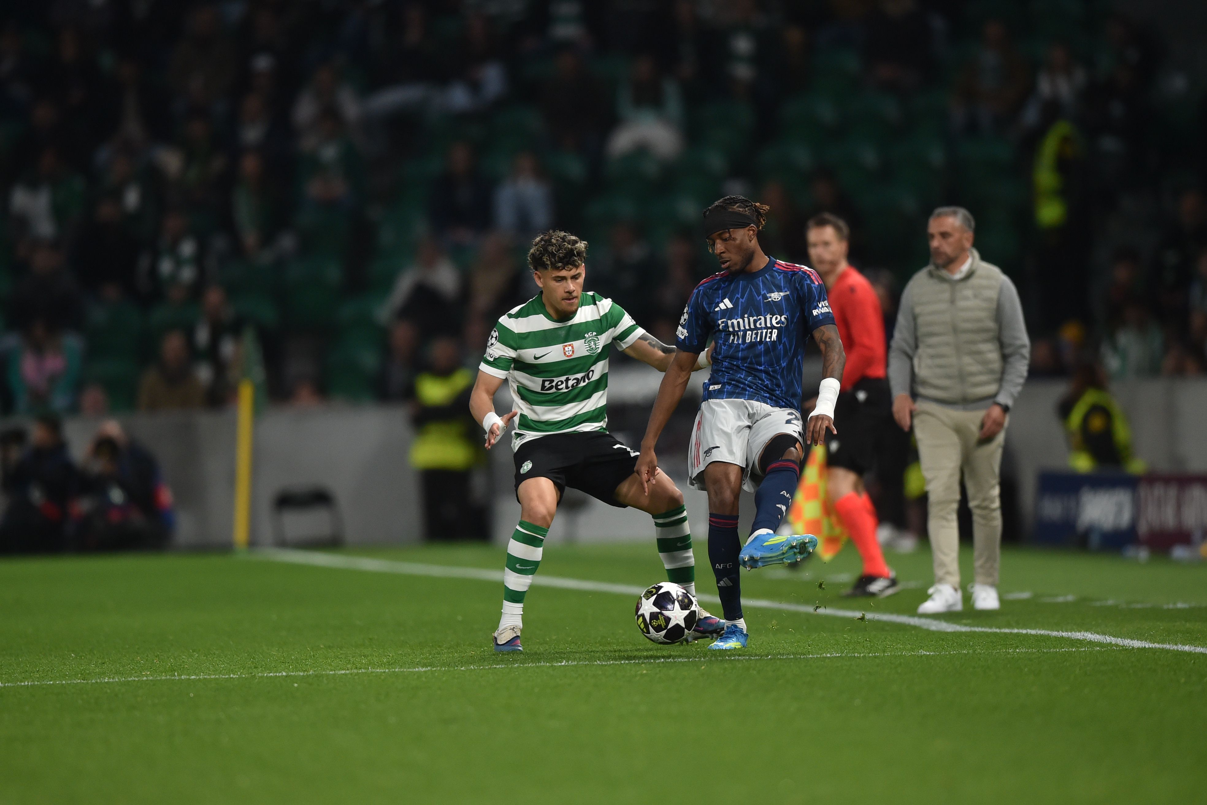 Maxi Araújo travou duelo intenso com Noni Madueke (Foto Miguel Nunes)