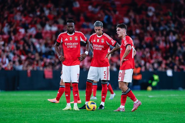 Lista de dispensas à vista? Jogadores do Benfica em maus lençóis com Mourinho