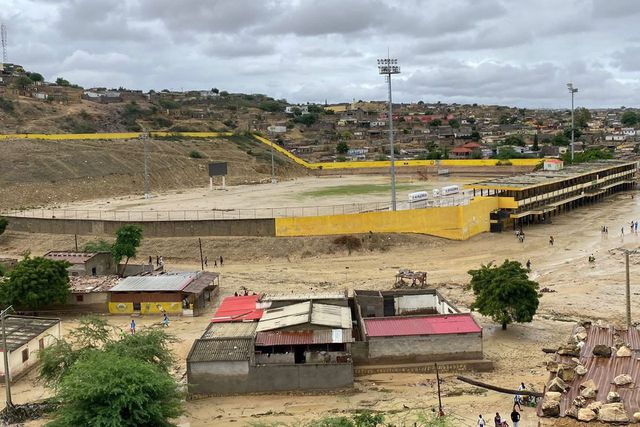 Imagem do Estádio do Buraco, muito danificado....