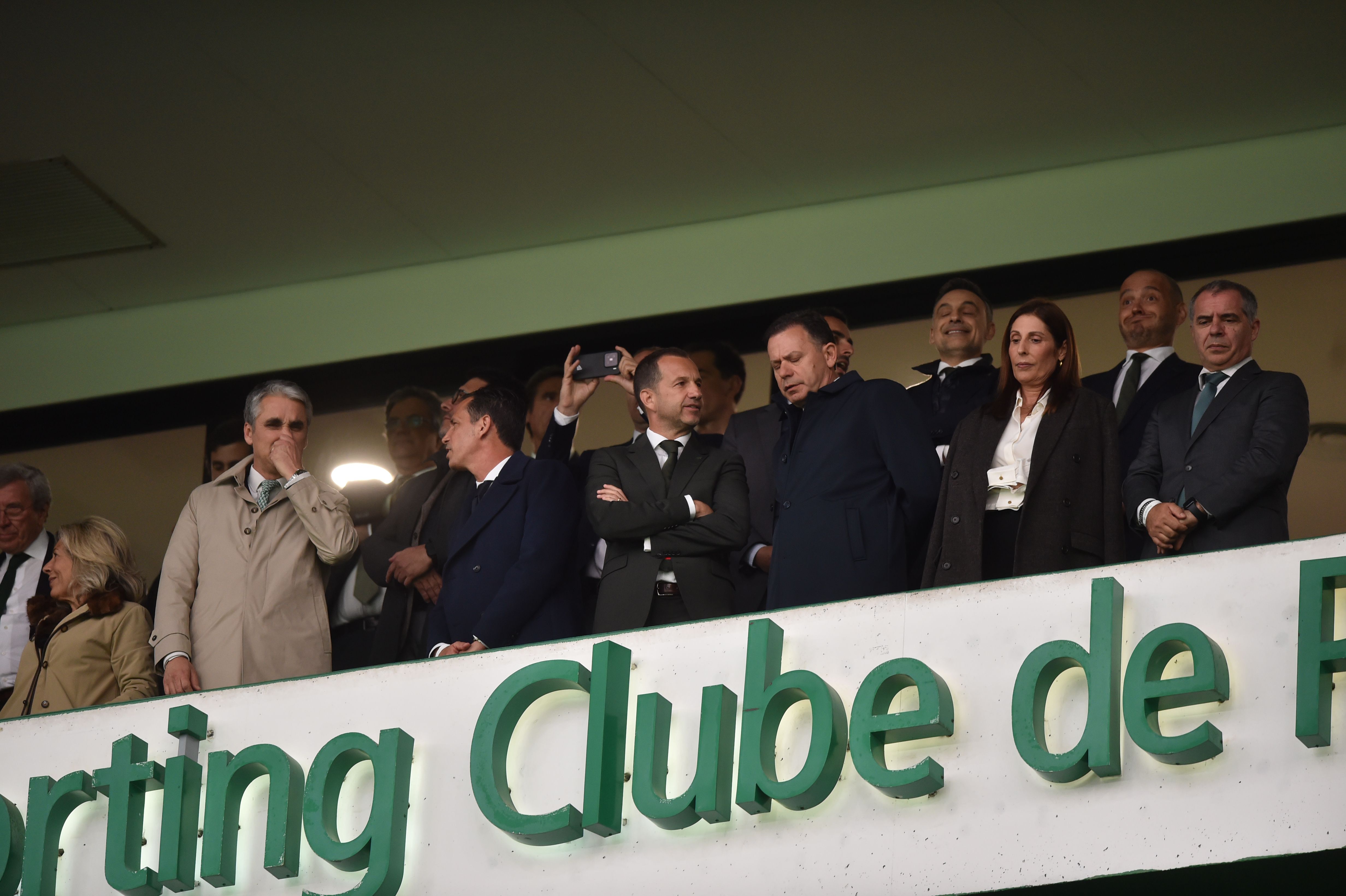 Frederico Varandas, presidente do Sporting, ao lado do primeiro-ministro, Luís Montenegro, na tribuna de Alvalade, no Sporting-Arsenal - Foto: Miguel Nunes/A BOLA