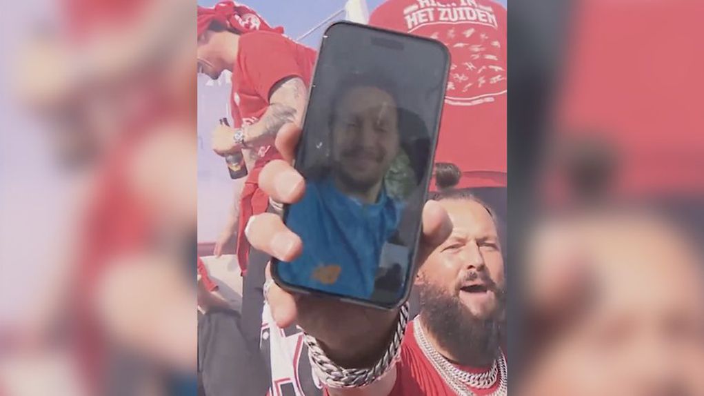 Luuk de Jong na festa do título do PSV... mas à distância de uma chamada