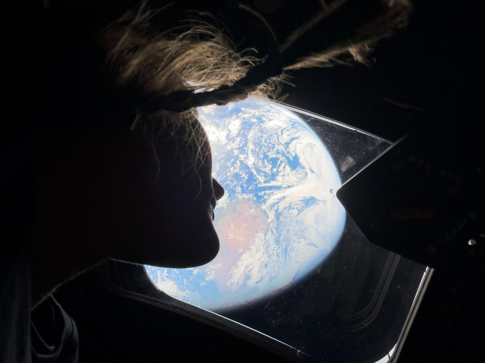 A astronauta da NASA e especialista da missão Artemis II, Christina Koch, observa a Terra enquanto a tripulação viaja em direção à Lua - foto: NASA