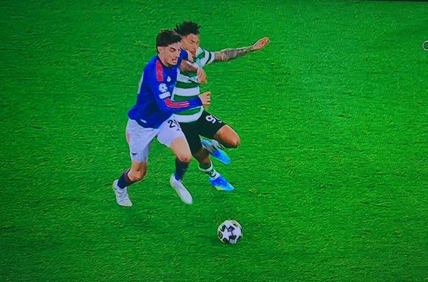 88': antidesportivo. Kai Havertz de forma deliberada abriu o seu braço esquerdo acertando com a mão aberta na cara de Luis Suárez, um gesto e atitude incorretos, que além do livre direto que foi assinalado deveria ter sido sancionado com cartão amarelo