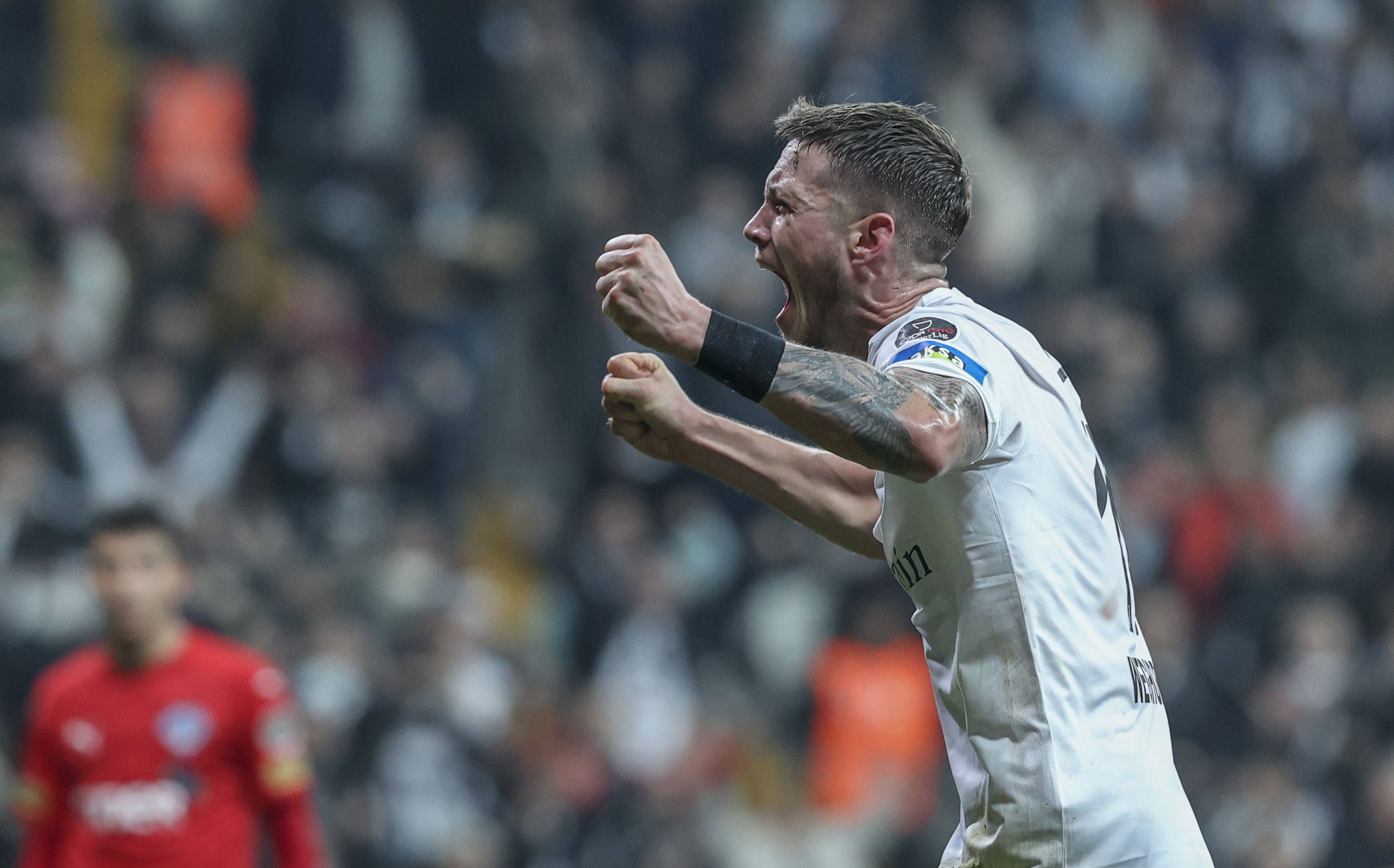 Weghorst festeja um dos nove golos que marcou em 18 jogos no Besiktas, em meia temporada — Foto: IMAGO