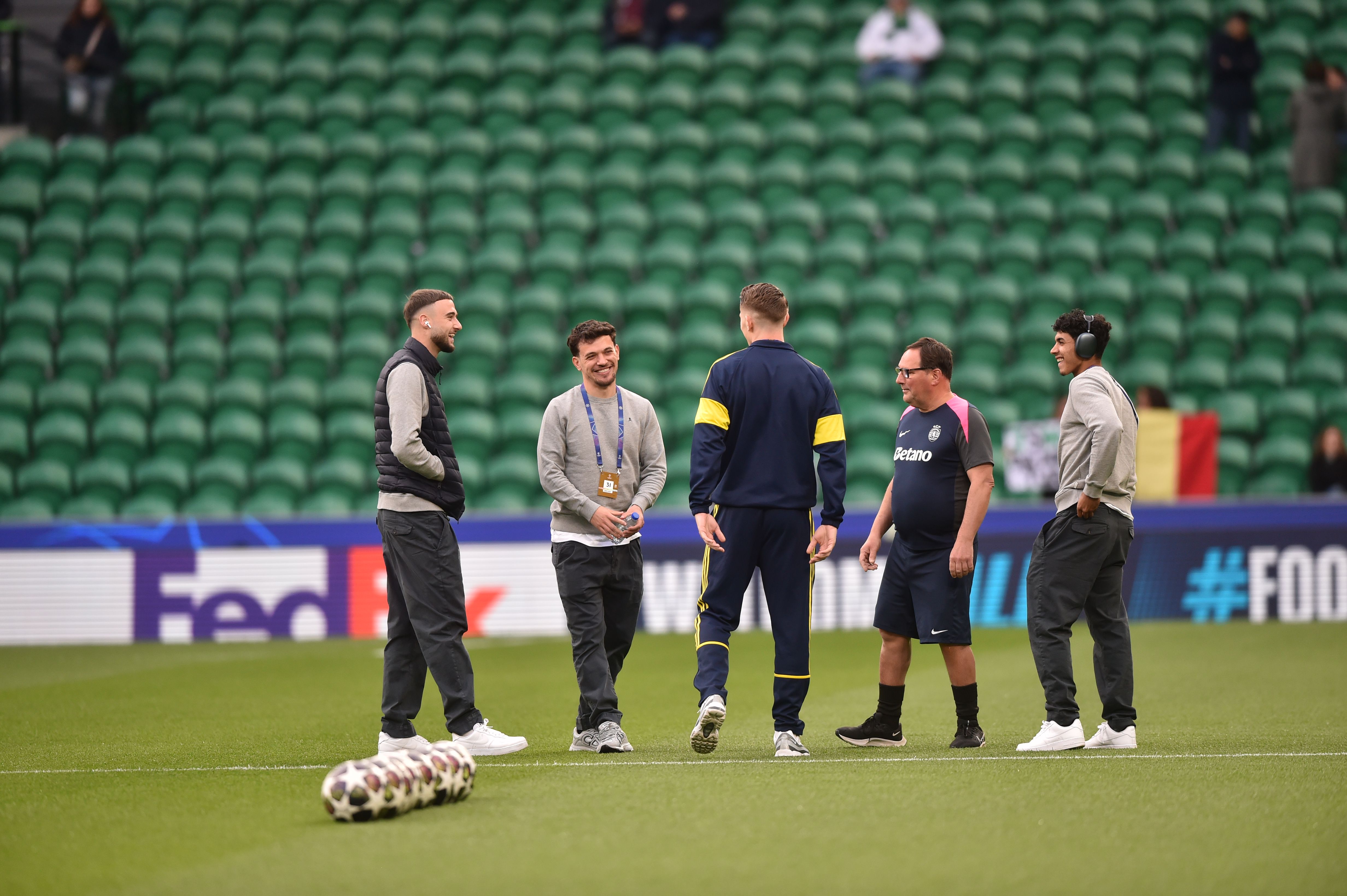 Debast, Pedro Gonçalves, Paulinho e João Simões à conversa com Gyokeres - Foto: Miguel Nunes/A BOLA