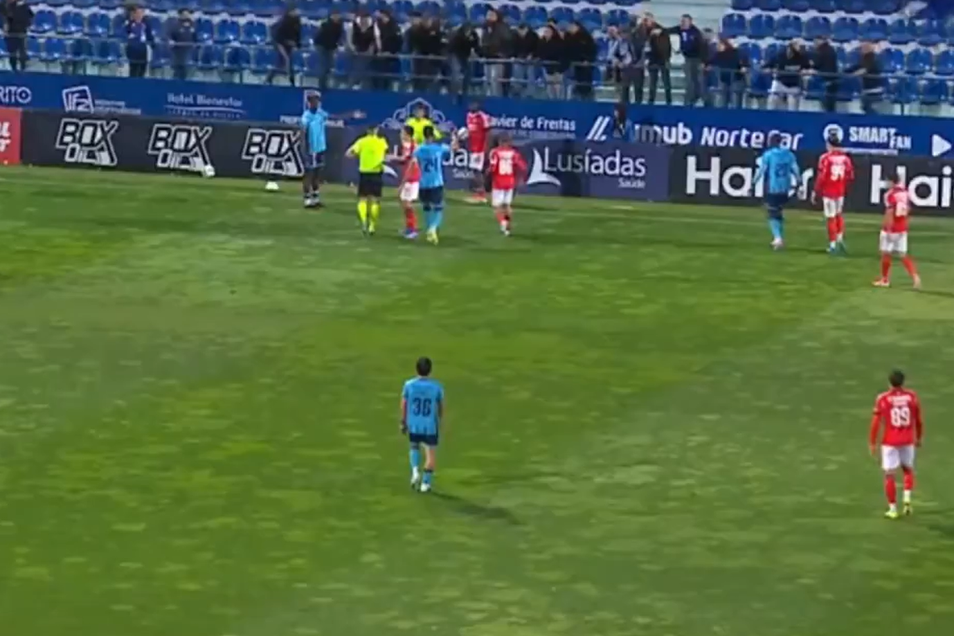 Momento aceso entre os adeptos do Vizela e Banjaqui