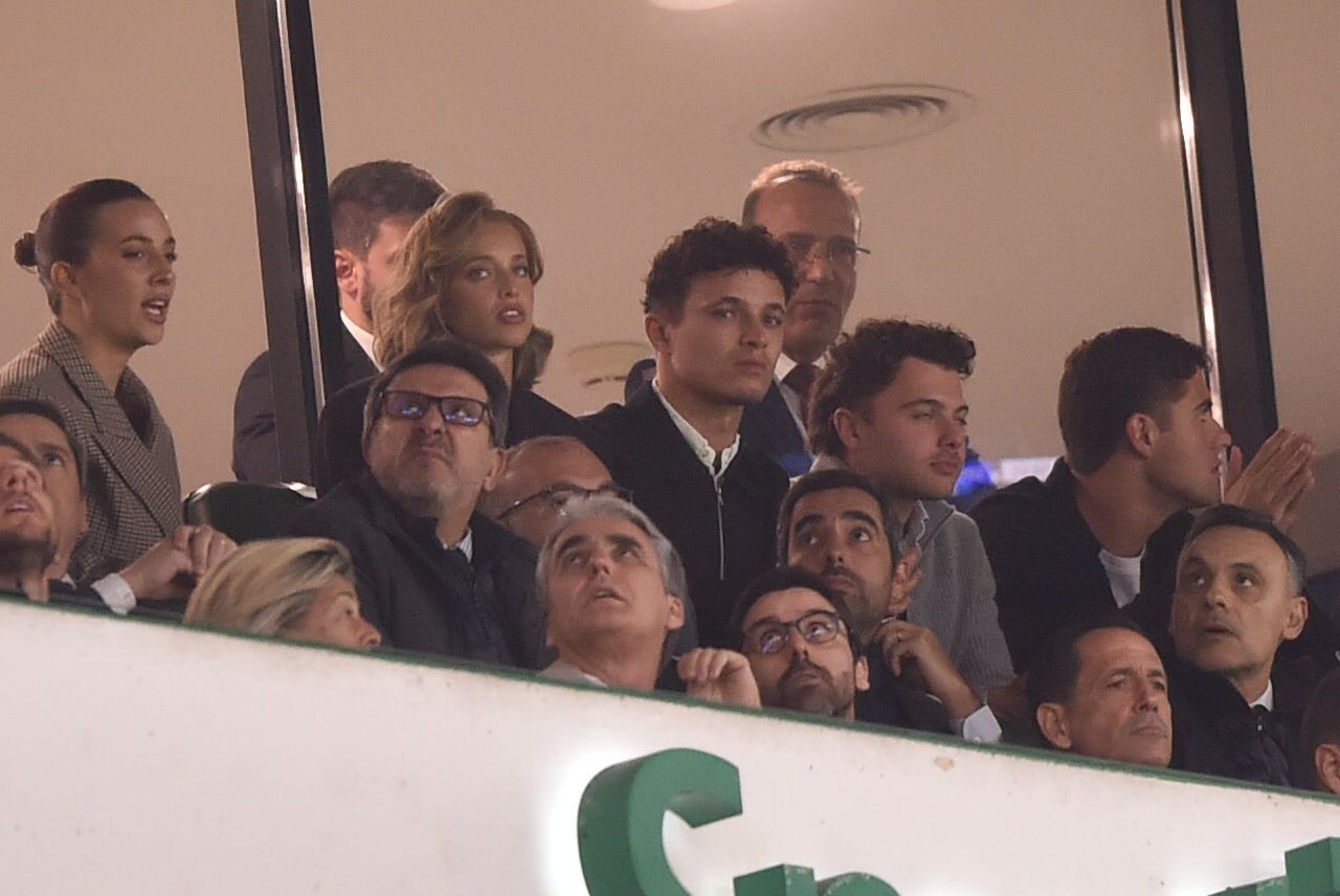 Magui Corceiro e Lando Norris assistiram ao Sporting-Arsenal - Foto: Miguel Nunes/A BOLA