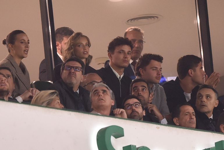 Magui Corceiro e Lando Norris assistiram ao Sporting-Arsenal - Foto: Miguel Nunes/A BOLA