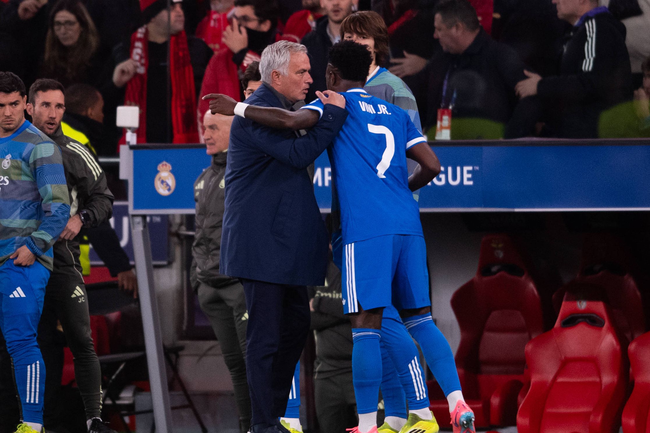 Mourinho à conversa com Vinícius Júnior na Luz