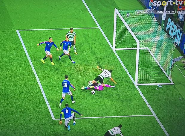 87': sem penálti. Após remates, defesas e ressaltos, Luis Suárez, na tentativa de ir à recarga, vai contra o guarda-redes do Arsenal, David Raya, que não derrubou ou rasteirou o avançado. Boa decisão confirmada pelo VAR, sem motivo para castigo máximo