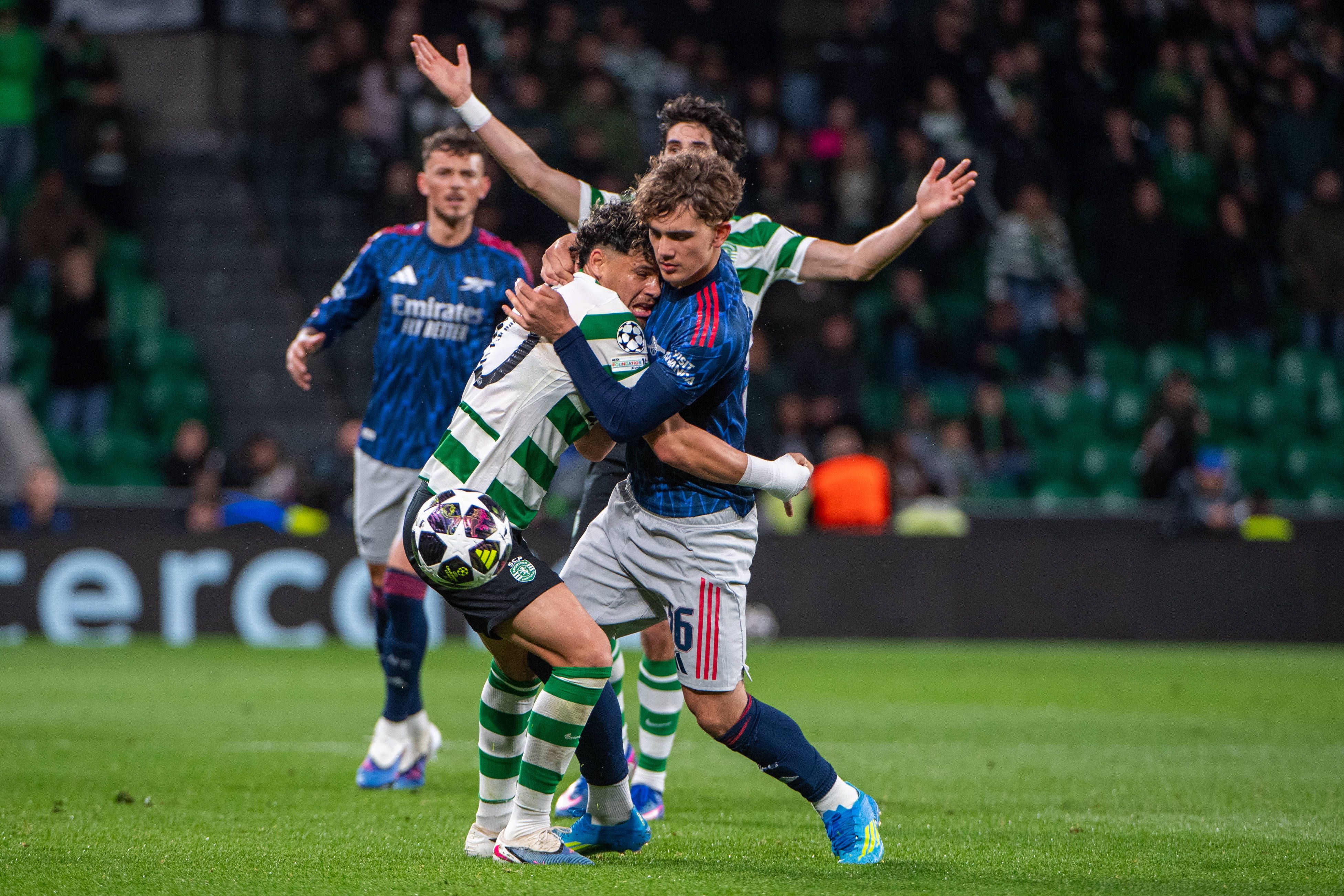 Max Dowman, jovem do Arsenal em duelo com Maxi Araújo, do Sporting
