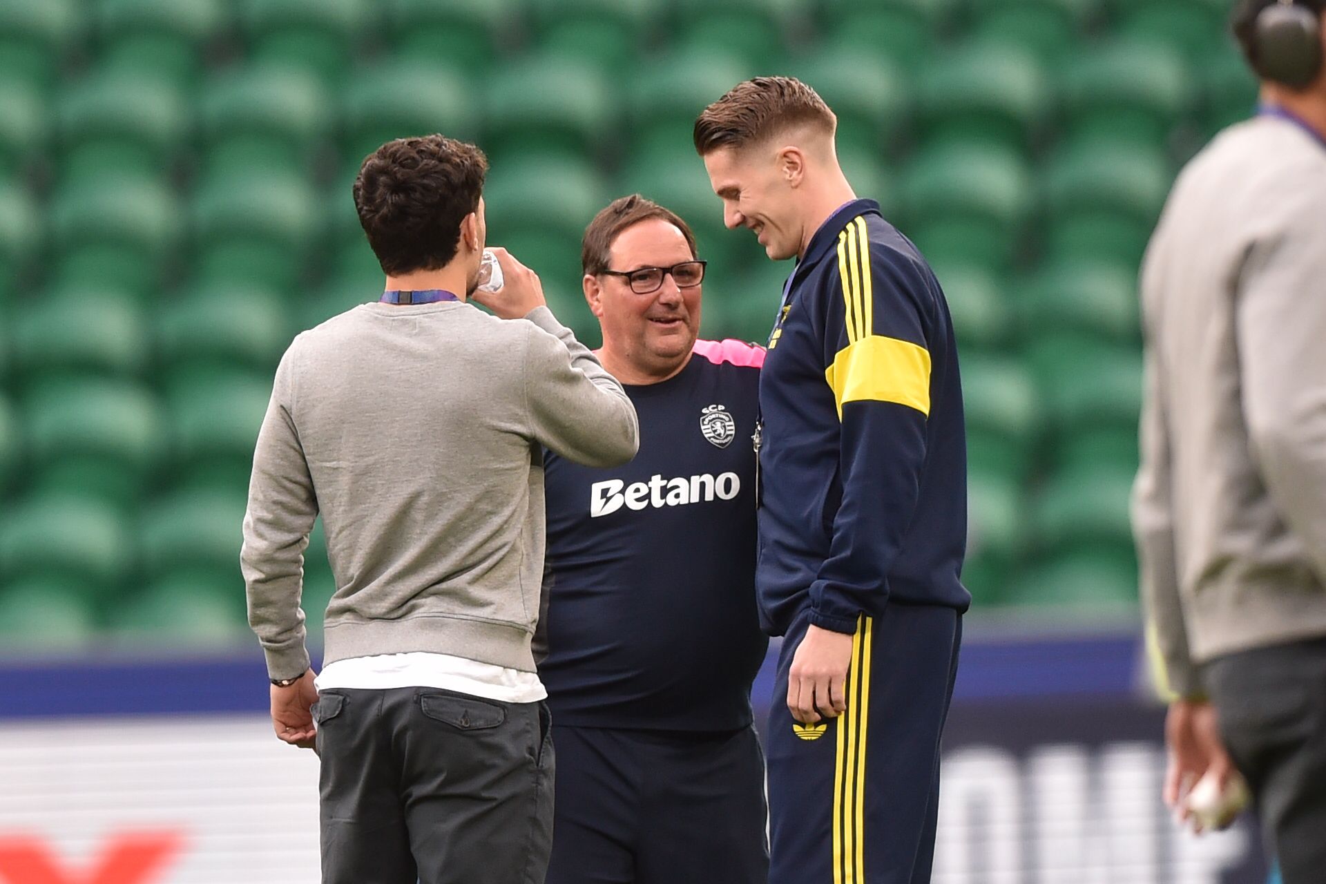 Gyokeres à conversa com o atacante Pedro Gonçalves e o técnico de equipamentos Paulinho - Foto: Miguel Nunes/A BOLA