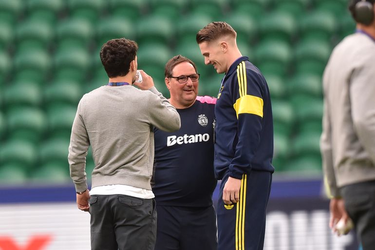 Gyokeres à conversa com o atacante Pedro Gonçalves e o técnico de equipamentos Paulinho - Foto: Miguel Nunes/A BOLA