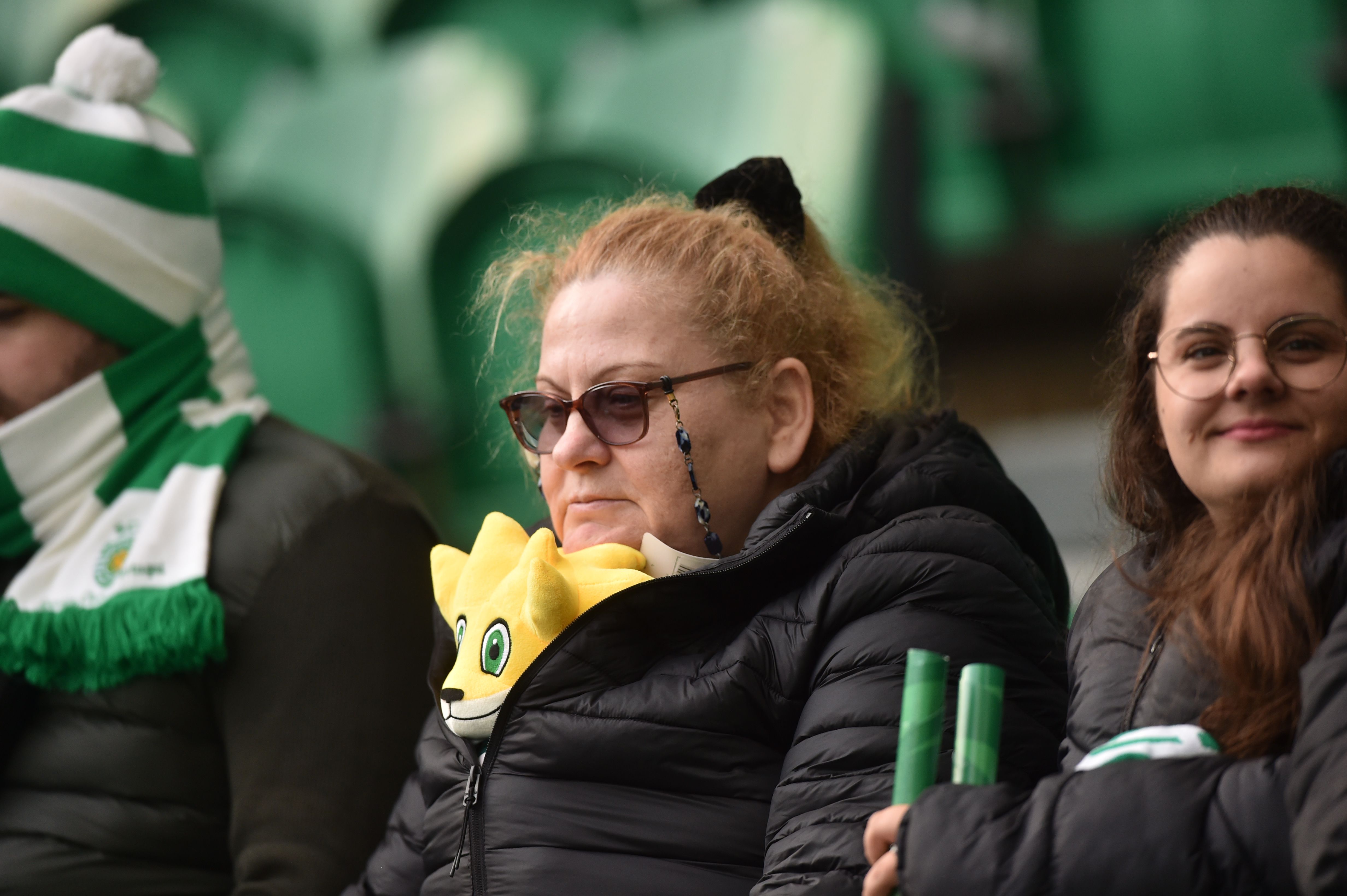 Adepta leonina em Alvalade para assistir ao Sporting-Arsenal - Foto: Miguel Nunes/A BOLA