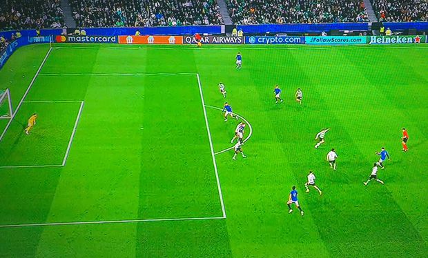 90+1': legal. No momento do passe de Martinelli para Kai Havertz, que faz o golo, este estava em posição legal, sendo Diomande um dos jogadores que validaram a sua posição. Agora o assistente esteve bem, posteriormente confirmado pelo VAR