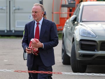 Karl-Heinz Rummenigge recomenda «discrição» ao Bayern na procura por novo treinador