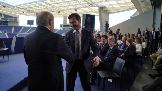 O cumprimento entre Villas-Boas e Pinto da Costa na tomada de posse