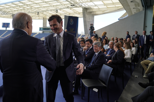 O cumprimento entre Villas-Boas e Pinto da Costa na tomada de posse