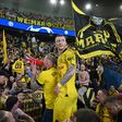 Marco Reus nos festejos dos adeptos do Dortmund no Parque dos Príncipes