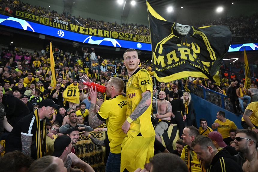 Marco Reus nos festejos dos adeptos do Dortmund no Parque dos Príncipes