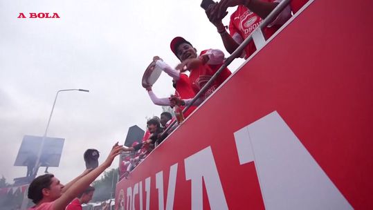 Milhares nas ruas a festejar o título do PSV