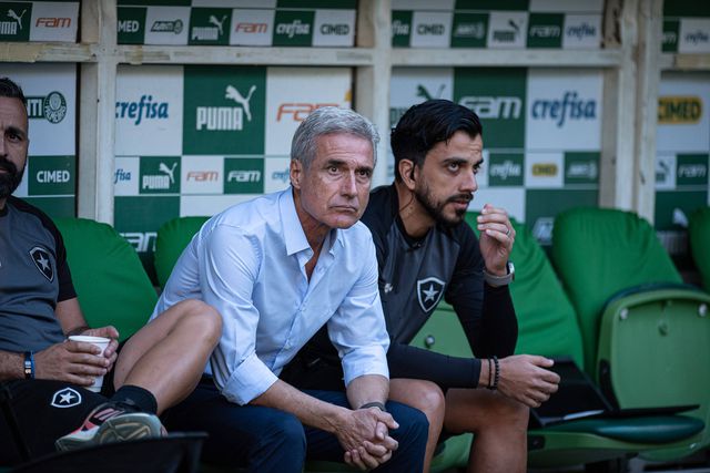 Dívida a Luís Castro pode impedir Botafogo de inscrever jogadores