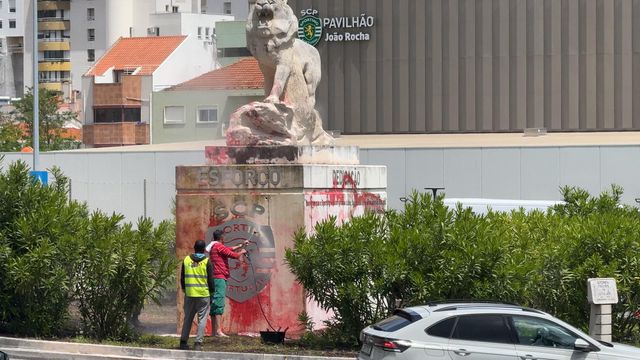 Alta pressão: estátua do leão vandalizada recebe limpeza