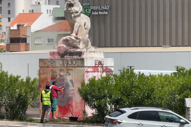 Alta pressão: estátua do leão vandalizada recebe limpeza