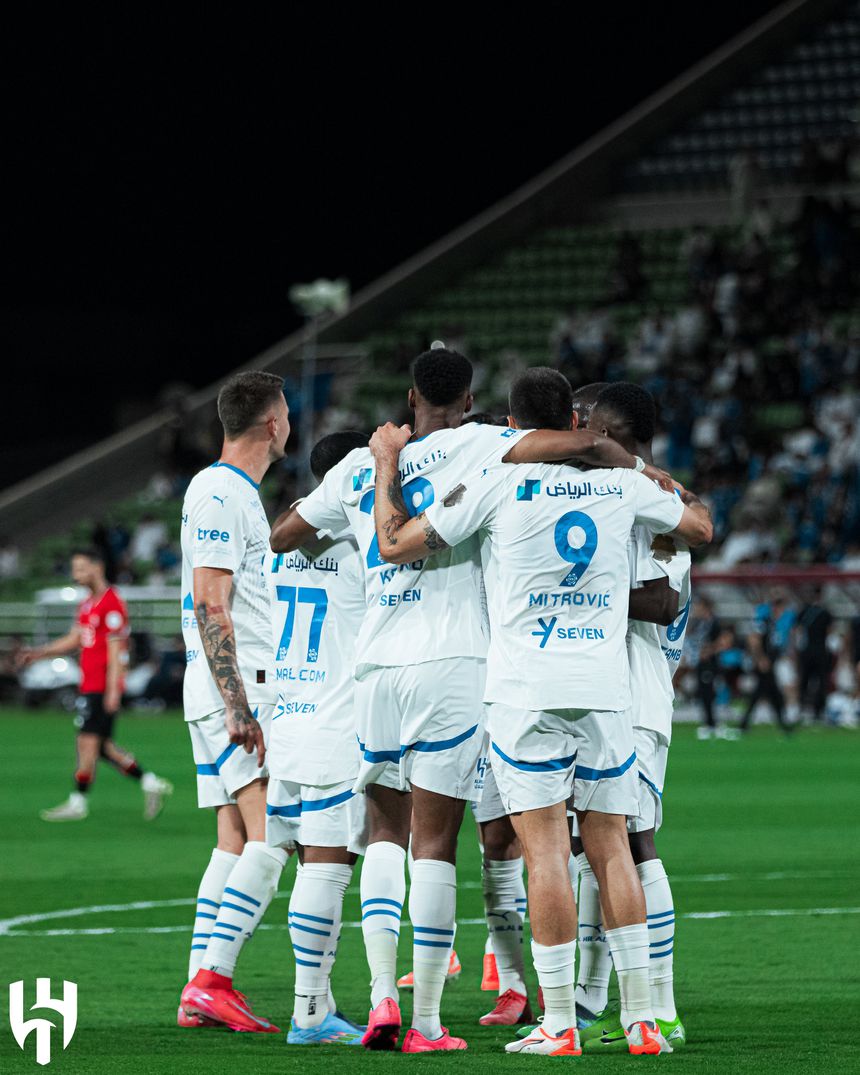 Jogadores a celebrarem o golo de Mitrovic