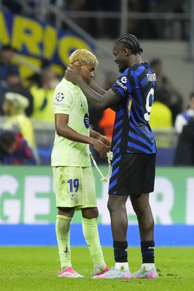 Thuram consola Yamal após Inter eliminar Barcelona da Champions (IMAGO)