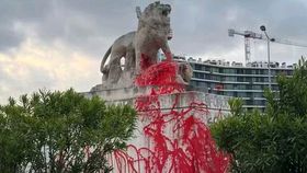 Estátua do leão junto ao estádio do Sporting pintada de vermelho (fotos)
