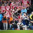 Bruno Fernandes festeja diante de adeptos do Ath. Bilbao um dos golos que apontou no 3-0 do Manchester United no País Basco. Esta quinta-feira, 9 de maio, realiza-se, em Old Trafford, a 2.ª mão das meias-finais da UEFA Europa League