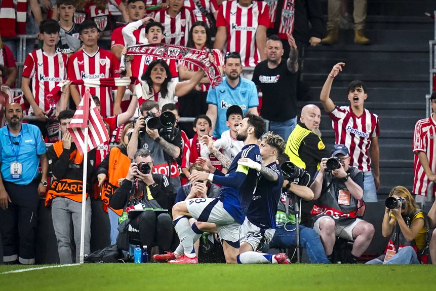 Bruno Fernandes festeja diante de adeptos do Ath. Bilbao um dos golos que apontou no 3-0 do Manchester United no País Basco. Esta quinta-feira, 9 de maio, realiza-se, em Old Trafford, a 2.ª mão das meias-finais da UEFA Europa League