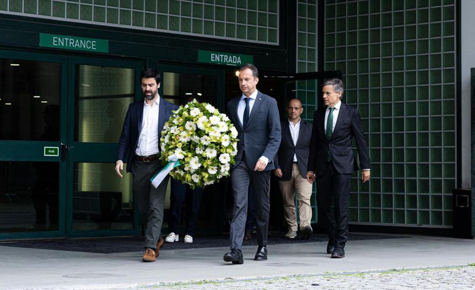 Frederico Varandas e Francisco Salgado Zenha com uma coroa de flores