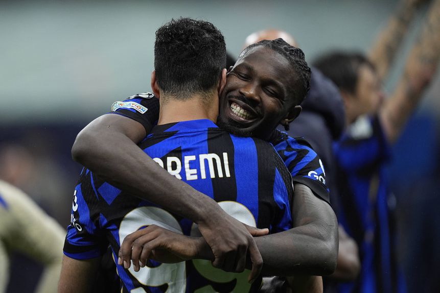 Thuram e Taremi festejam no final (Foto: IMAGO)