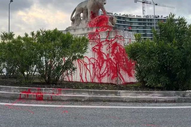 Rotunda perto do Estádio de Alvalade alvo de pichagens. Foto: DR