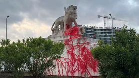 Estátua do leão junto ao estádio do Sporting pintada de vermelho (fotos)