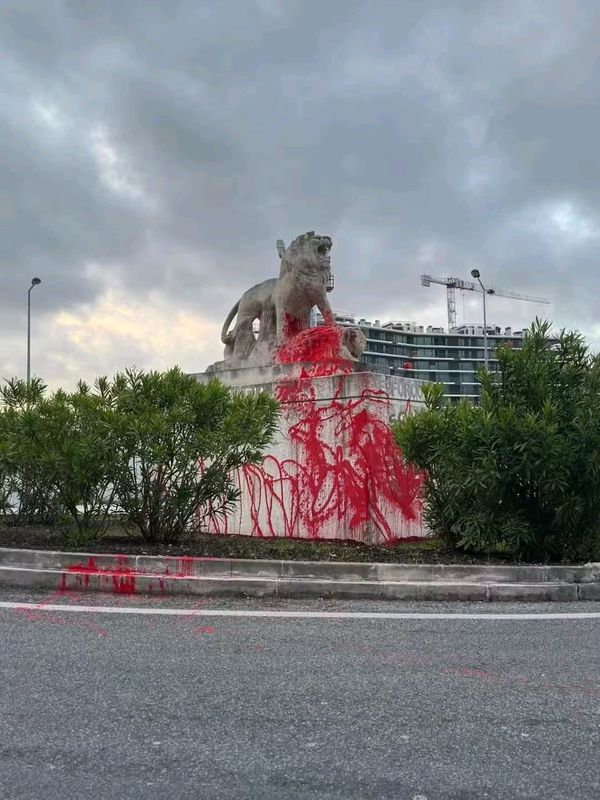 Estátua do leão junto ao estádio do Sporting pintada de vermelho (fotos)
