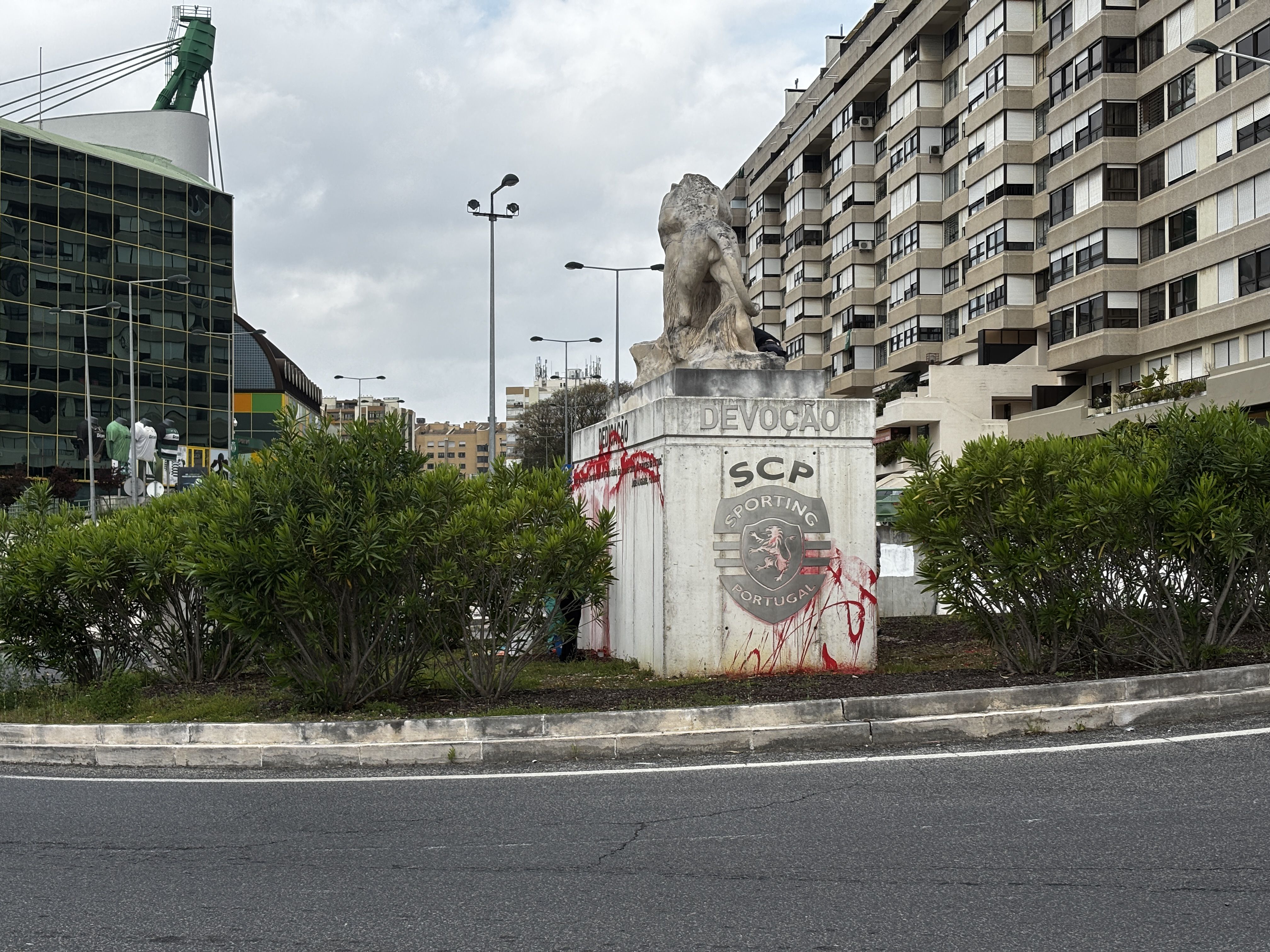 Rotunda perto do Estádio de Alvalade alvo de pichagens (Foto: DR)