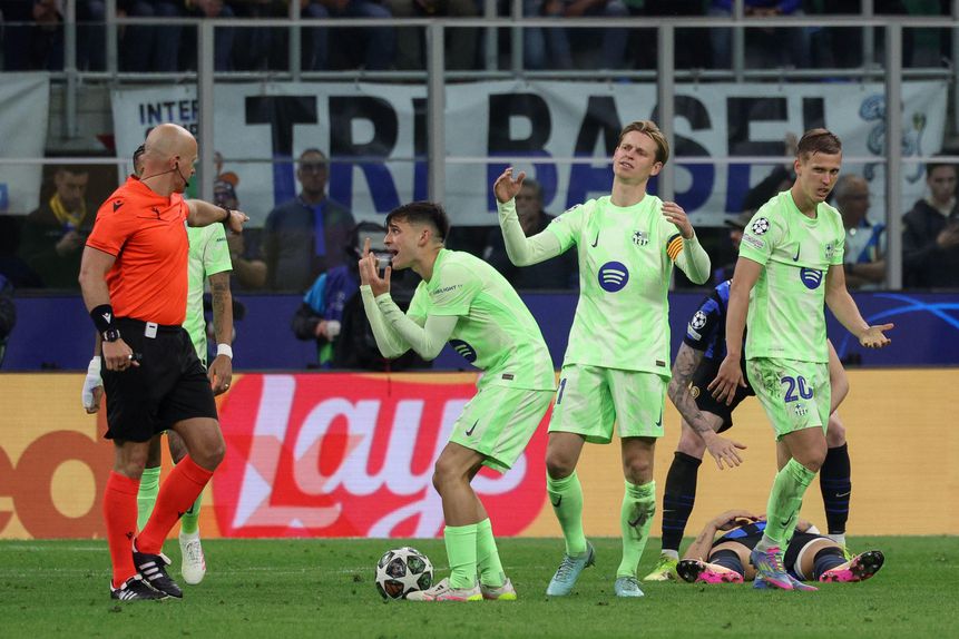 Szymon Marciniak toma decisão no Inter-Barcelona, perante os muitos protestos dos jogadores espanhóis