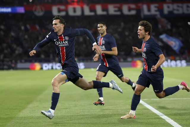 João Neves e Hakimi a festejarem o golo do PSG com Fabián Ruiz